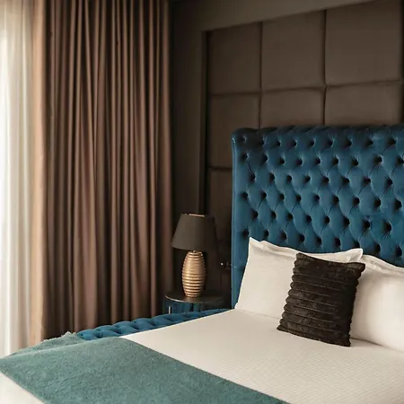 Hotel Damare & *
